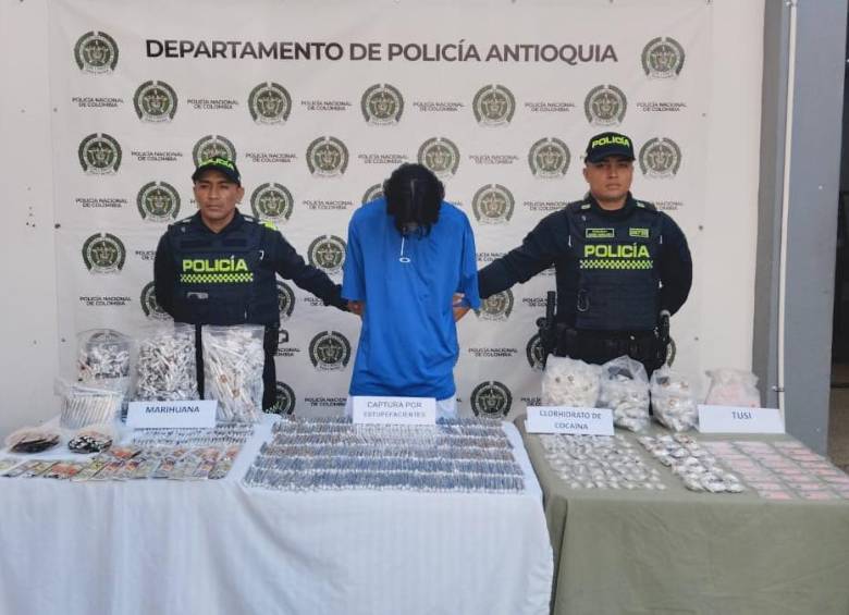 Durante la redada fueron capturadas 23 personas, señaladas de traficar drogas ilegales en Antioquia. FOTO: Cortesía Policía Antioquia
