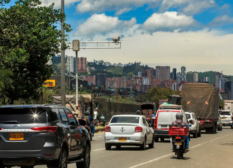 Las cámaras de fotodetección de Medellín, Bello, Itagüí y Sabaneta sancionarán a aquellos conductores que piensen que el pico y placa ya salió a vacaciones. La suspensión será a partir de este martes. FOTO: Camilo Suárez