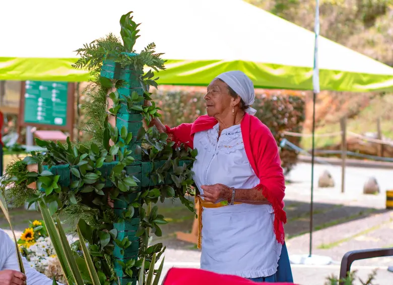 En Entre cruces y flores, los silleteros de Santa Elena construirán y adornarán diez cruces de 1,5 metros de altura cada una con las mismas técnicas que realizan las silletas del Desfile de Silleteros. FOTO cortesía parque arví