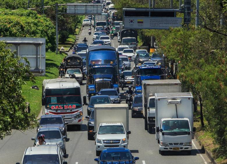 En el caso de los taxis, la norma permite la circulación de aquellos que realicen trabajos de mantenimiento en sus vehículos y vayan sin pasajeros. Foto: Camilo Suárez Echeverry