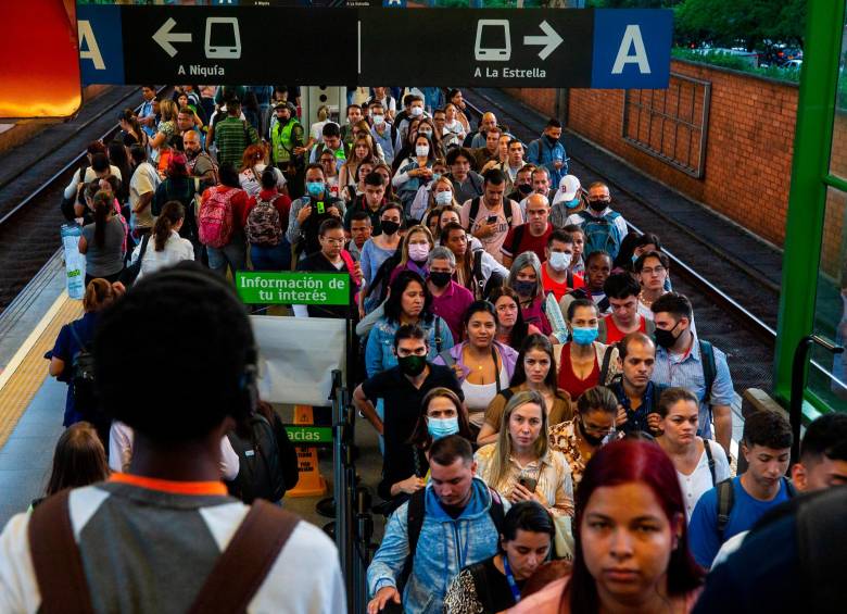 Los problemas colapsaron varias estaciones y dejaron hasta desmayados. FOTO Juan A. Sánchez y cortesía