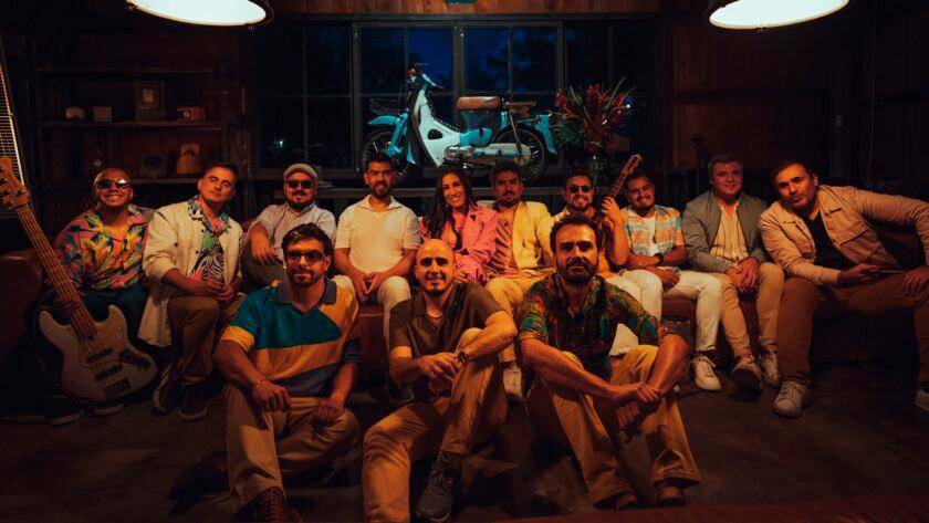 Estos son Los Cumbia Stars y los Malacates Trébol Shop. FOTO Cortesía