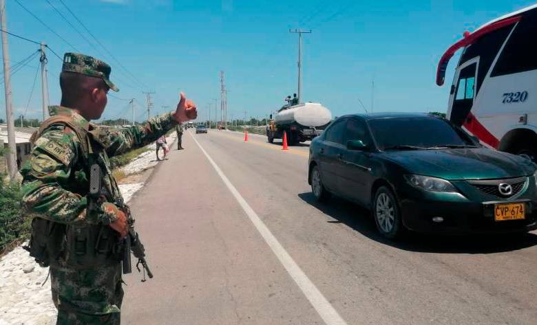 Autoridades en Magdalena anuncian medidas para eliminar retenes humanos en la vía que comunica a Santa Marta con Barranquilla. Foto: Colprensa. 