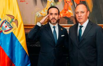 El general en retiro Jorge Andrés Zuluaga López, nuevo director de la DNI, junto al presidente Abelardo de la Espriella. FOTO: CORTESÍA DE PRESIDENCIA.