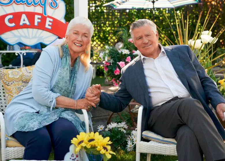 El actor Treat Williams con su compañera de set en Chesapeake Shores. Foto: Cortesía Hallmark Channel.