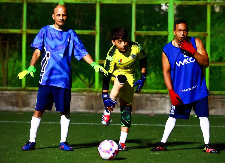 Matías y otros paratletas de su escuela de fútbol en Copacabana que ven en este deporte un camino para salir adelante. FOTO: MANUEL SALDARRIAGA