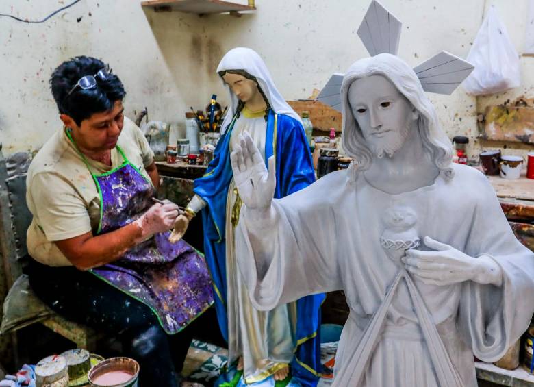 La pintoresca fábrica de santos que se esconde en una casona de Prado Centro