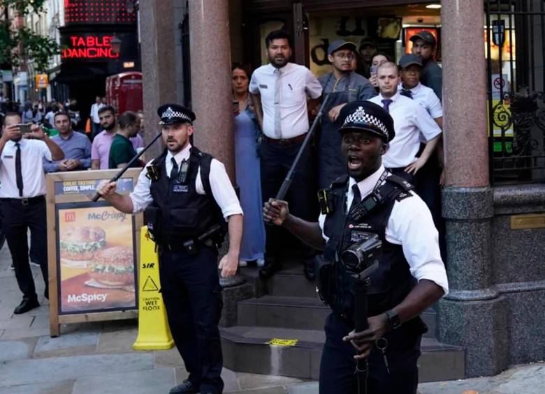 La policía de Londres desplegó “un número significativo” de oficiales en el sector para evitar nuevos disturbios. FOTO: Tomada de Twitter @LondonLive