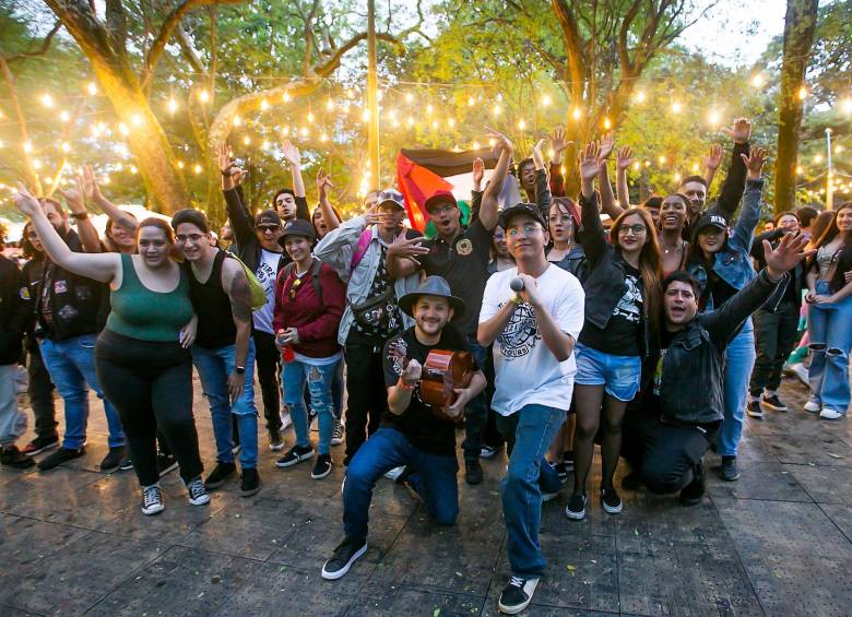 Imagen de Gafas, de camisa negra, y Cartucho, al final de una de sus presentaciones del sábado en el Parque Norte, en el Festival Altavoz. Foto: Esneyder Gutiérrez