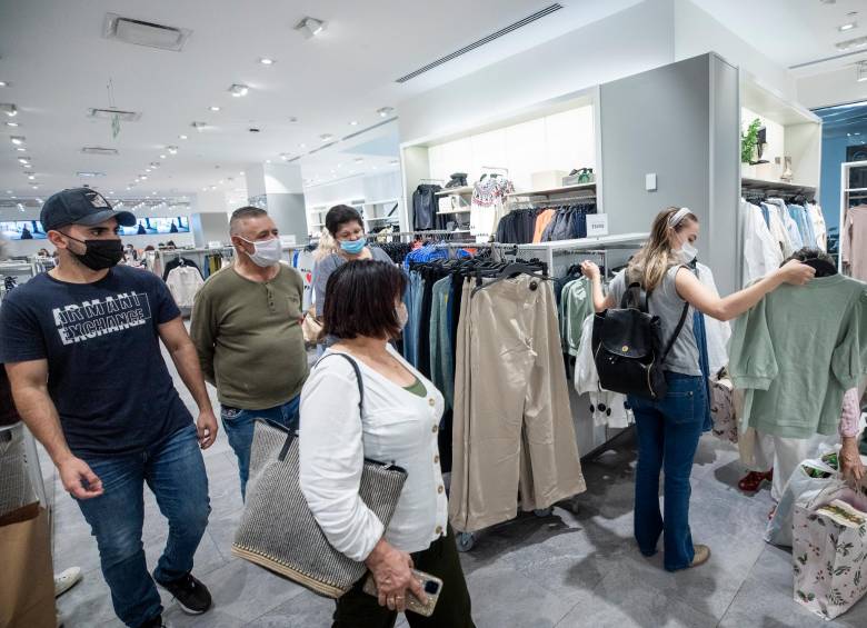 El aumento que sugieren es para desincentivar el consumo y enfriar los precios de bienes, productos y servicios. FOTO camilo suárez