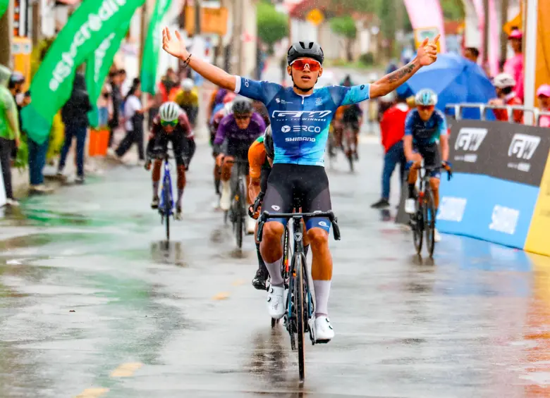 Cristian Vélez, el corredor más aplaudido en la primera etapa de la Vuelta de la Juventud. FOTO CORTESÍA ÁNDERSON BONILLA