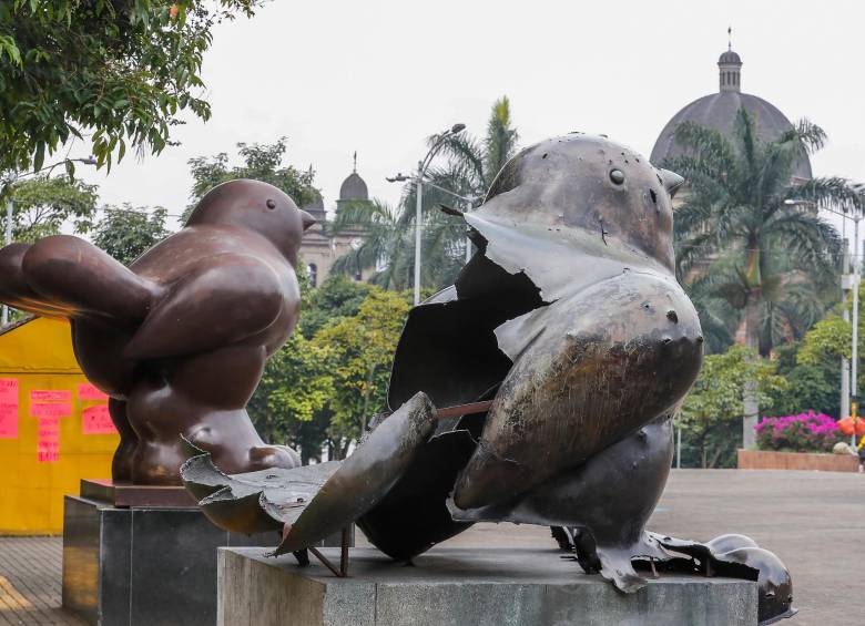 La escultura Pájaro destruida y la nueva, que está una al lado de la otra en el centro de la ciudad. Foto: Archivo.