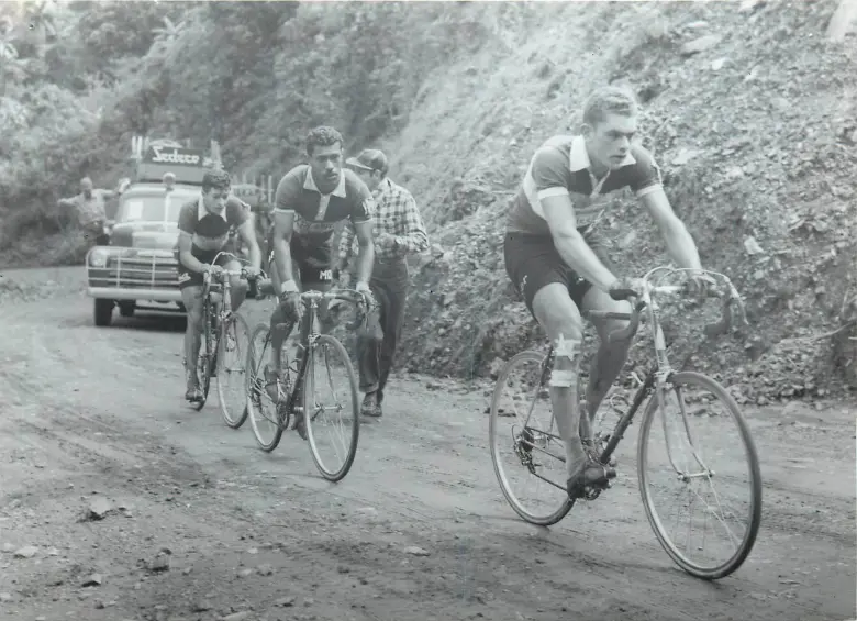 Honorio Rúa en la Vuelta a Colombia de 1957, seguido por Hector Mesa Monsalve y Reinaldo de J. Medina. Foto: José Betancur Yali (Archivo El Colombiano