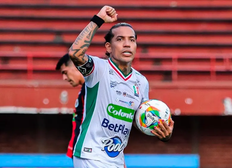 El delantero Dayro Moreno se convirtió en el primer futbolista criollo que logra marcar al menos un gol durante 23 años. FOTO @oncecaldas
