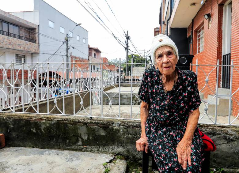 1-Doña Oliva, fundadora del barrio. 2-La cancha de El Ventiadero, con sus dos cauchos gigantes, donde jugaba fútbol. FOTOS JAIME PÉREZ