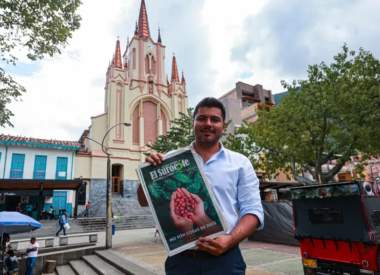 Carlos Andrés Valencia y su hermana Andrea continuaron el legado de su padre a través de El Suroeste, un periódico comunitario y regional. FOTO Manuel Saldarriaga