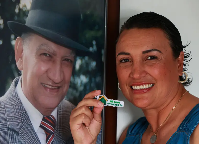 Nury Alejandra Mejía Arango pudo completar el dinero para su casa nueva gracias a la Gobernación de Antioquia; su padre Jairo Antonio Mejía, fallecido, fue quien le dejó el plante. FOTO Manuel Saldarriaga