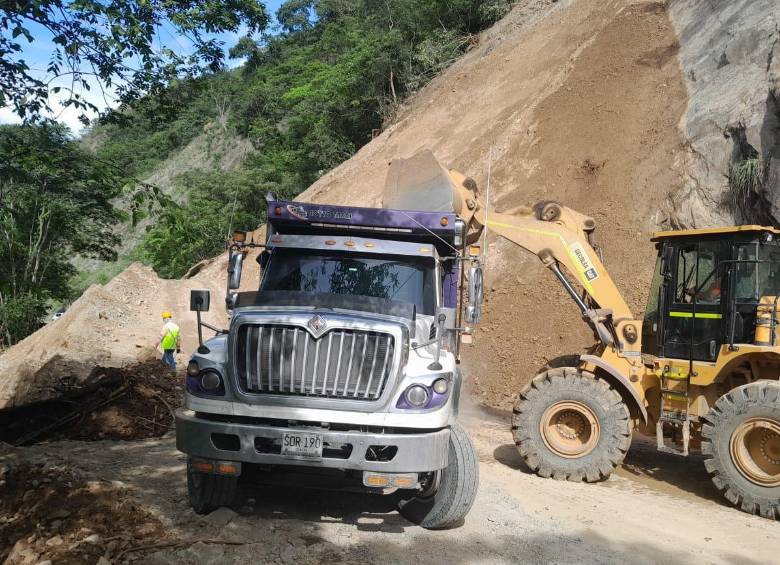 15 volquetas se encargan de retirar el material caído de la zona. FOTO: Cortesía