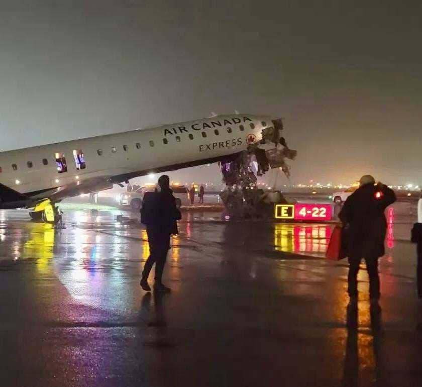 Accidente entre un avión y un vehículo de emergencia en el aeropuerto LaGuardia dejó víctimas mortales y decenas de heridos. FOTO: redes sociales. 