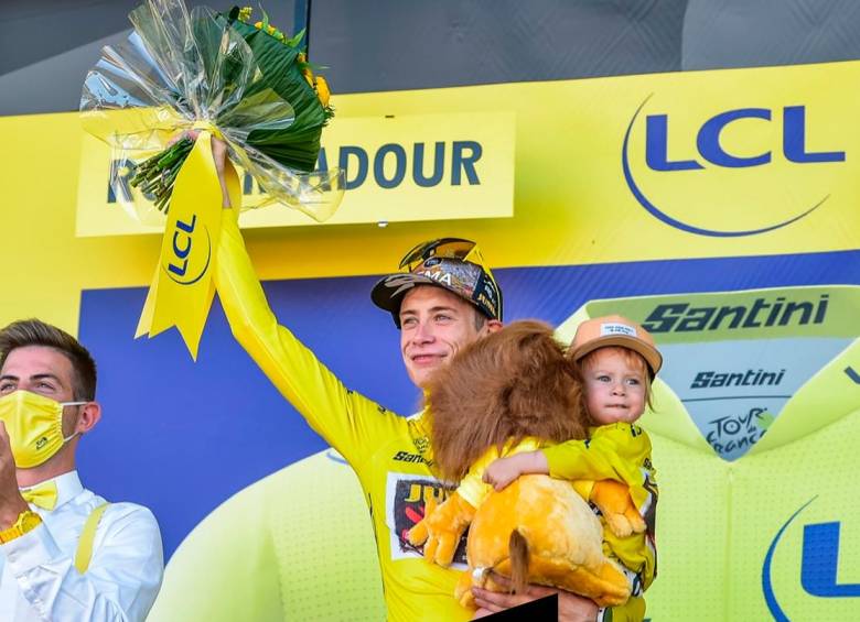 El danés Jonas Vingegaard, campeón del Tour de Francia, celebra en el podio de la carrera que finaliza este domingo en París. FOTO TOMADA @LETOUR