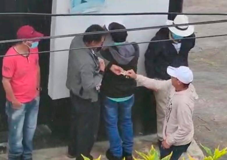 Los sospechosos de comprar votos en Cáchira, Norte de Santander, quedaron grabados en un video. FOTO: CORTESÍA DE LA POLICÍA.