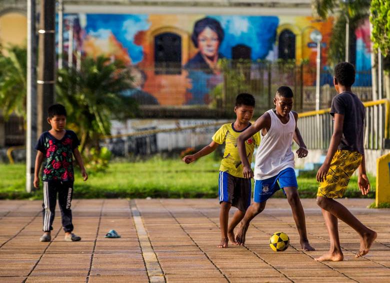 En Chocó, cualquier espacio se utiliza para practicar deporte. Esta región le ha dado campeones al país. FOTO Jaime Pérez 