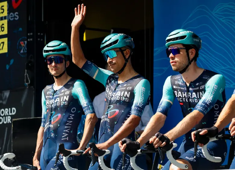 Santiago Buitrago, quien saluda en la imagen, cuenta con el respaldo de sus compañeros en el Tour Auvernia Ródano-Alpes. FOTO X-Bahrain
