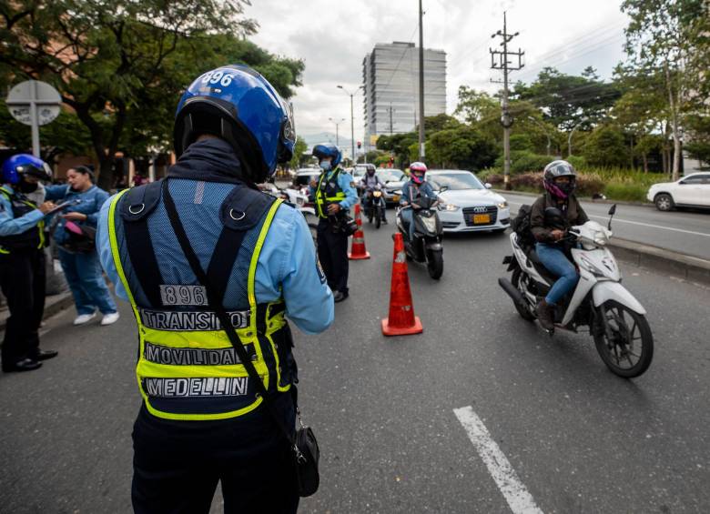 Los guardas de la Secretaría de Movilidad de Medellín hacen operativos constantes para controlar la evasión del pico y placa. FOTO: CAMILO SUÁREZ