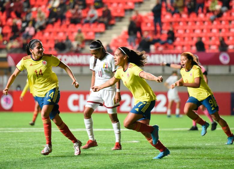 La colombiana Gisela Robledo celebra tras anotar doblete en la victoria de Colombia 3-0 ante Venezuela. FOTO CORTESÍA FCF