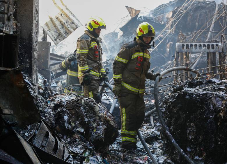 Imagen de incendio ocurrido en una bodega de reciclaje cerca a la Plazuela Zea, en el Centro de Medellín. FOTO: Manuel Saldarriaga Quintero