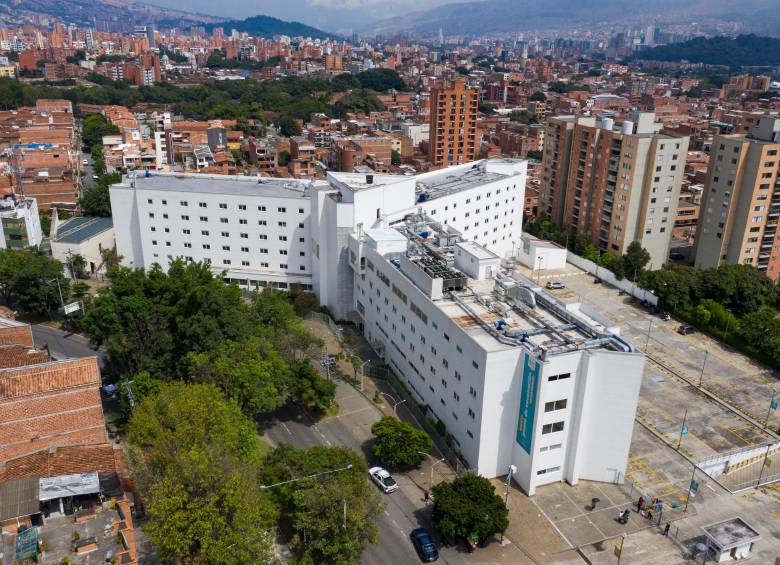 A finales del año pasado se empezaron a cerrar las camas que había habilitado la Alcaldía y comenzó a salir el personal que laboró allí. FOTO MANUEL SALDARRIAGA
