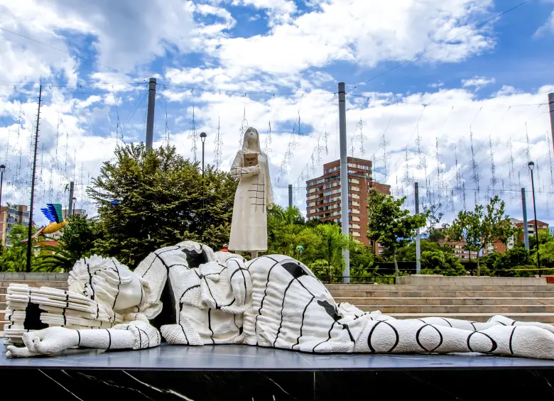 Dos cuerpos, una herida: así se rinde homenaje en Medellín a víctimas del Palacio de Justicia