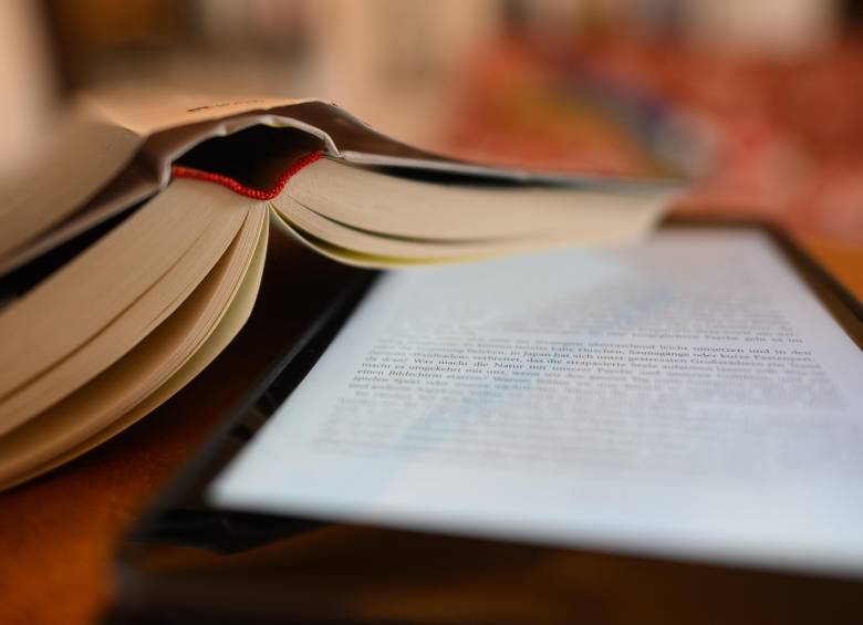 El teléfono inteligente es el dispositivo más usado y el audiolibro el formato de mayor crecimiento. FOTO AFP