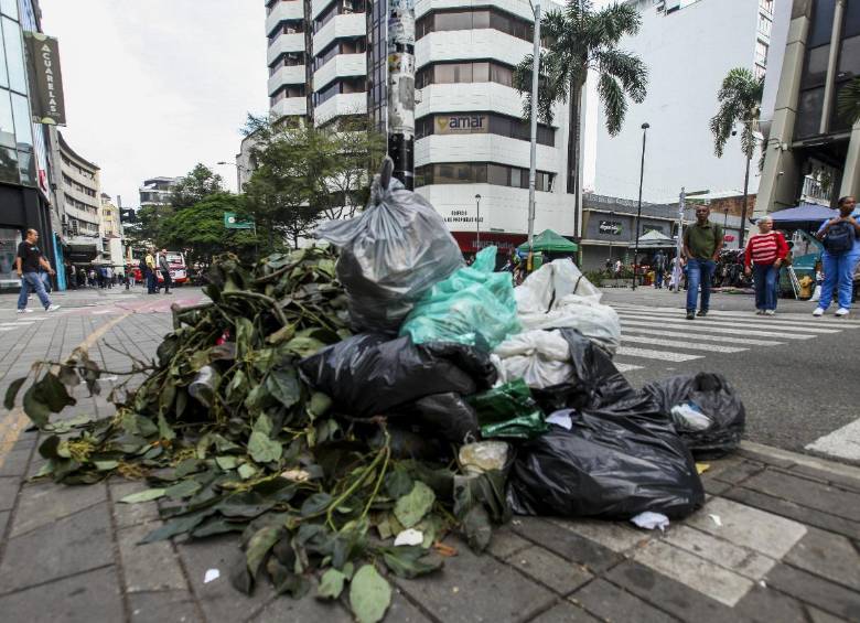 Montones de basura como este se ven en los cruces de la Avenida La Playa. FOTO: Julio César Herrera