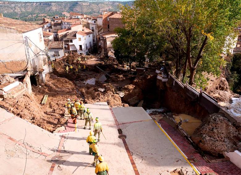 Rescatistas inspeccionan la zona destruida por las lluvias en Valencia. FOTO: AFP