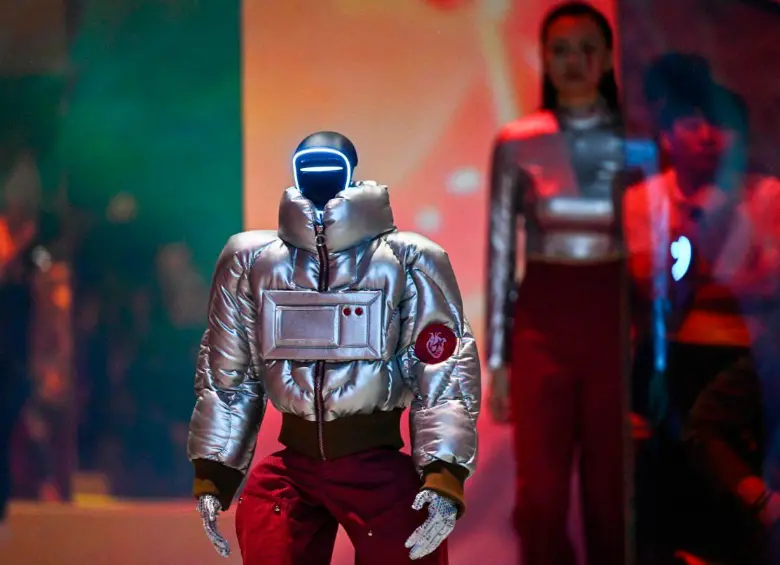 Un robot humanoide y una modelo desfilaron en “Mach33: Physical AI Fashion Show”. Foto Afp