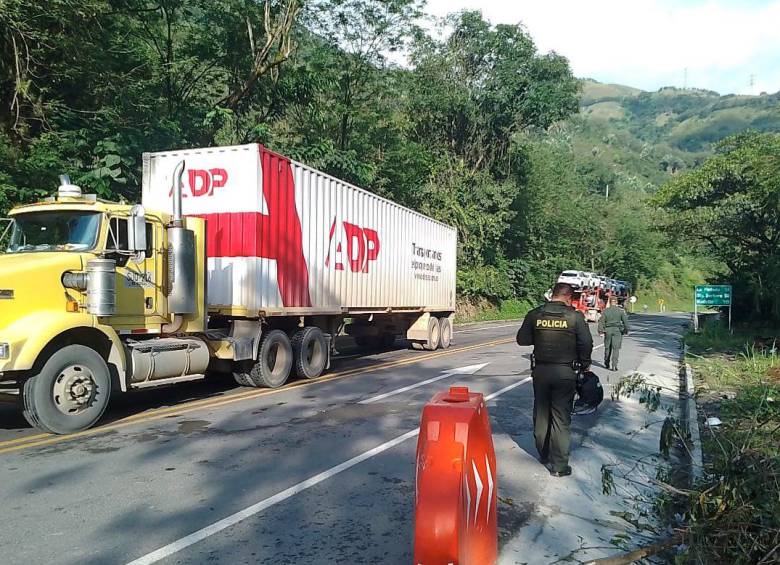 Con presencia de la Policía se logró despejar la vía a Manizales en jurisdicción de Marmato. FOTO: CORTESÍA PACÍFICO TRES
