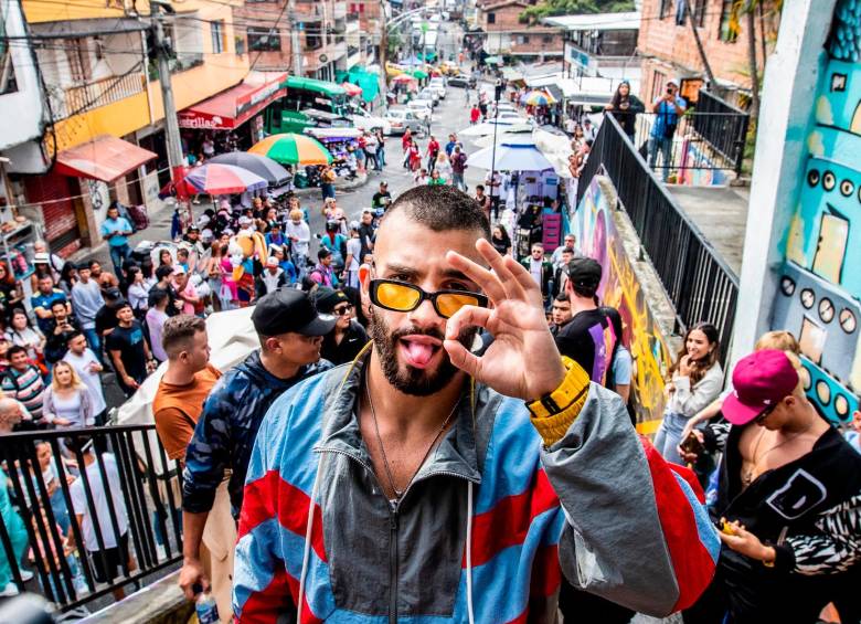 Manuel Turizo recorrió las calles del sector, donde aprovechó para cantar y comer las tradicionales cremas que venden en la zona. FOTO Jaime Pérez.