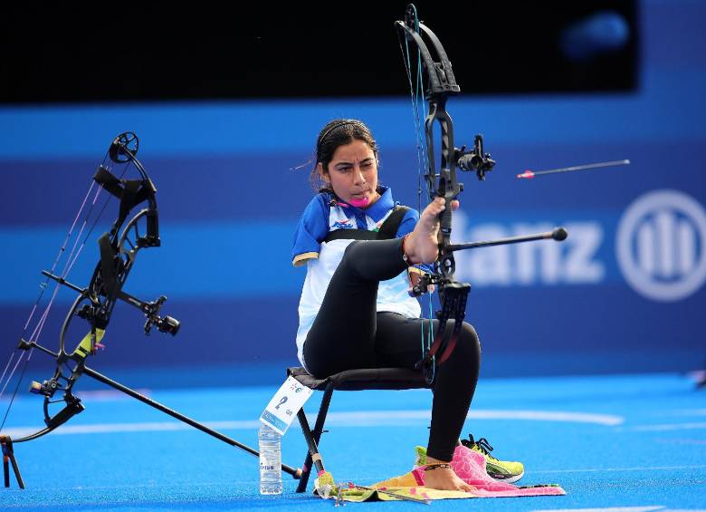 La joven paratleta de tiro con arco, Sheetal Devi de 17 años, nació sin brazos. FOTO: GETTY