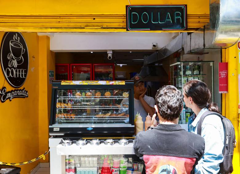 Turistas extranjeros recorren Provenza en Medellín, donde cafés, bares y vendedores ya conviven con pagos en dólares y tarjetas internacionales. FOTO MANUEL SALDARRIAGA