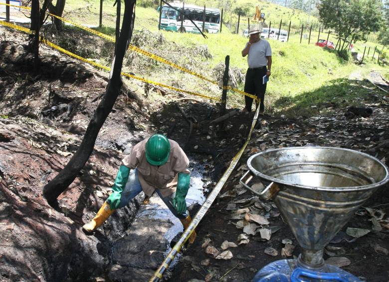 Durante varios días se realizaron trabajos de limpieza con el fin de borrar todo rastro del combustible. FOTO: Juan Antonio Sánchez