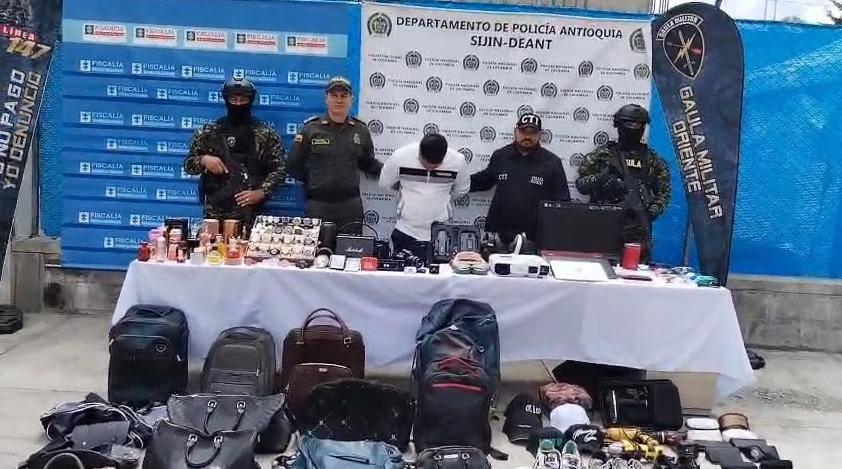 La captura se realizó en el municipio de Bello, durante una diligencia de allanamiento adelantada por las autoridades. FOTO: Cortesía Alcaldía de Rionegro