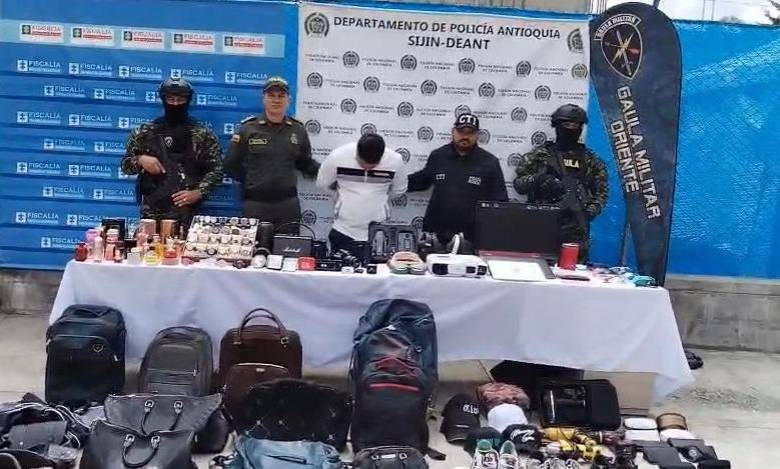 La captura se realizó en el municipio de Bello, durante una diligencia de allanamiento adelantada por las autoridades. FOTO: Cortesía Alcaldía de Rionegro