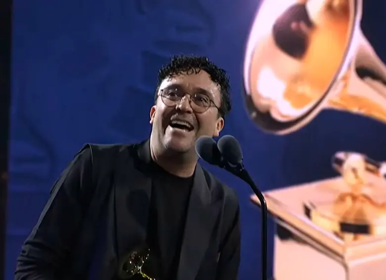 Andrés Cepeda celebró su Latin Grammy por el álbum Bogotá. FOTO Captura de pantalla