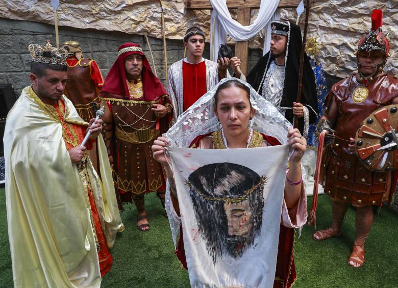 Algunos de los actores que interpretan a los villanos en los Tribunales de Semana Santa de Amagá. FOTOS MANUEL SALDARRIAGA