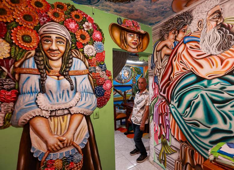El maestro Carlos Maldonado vive literalmente en un museo hecho por él mismo. FOTO manuel saldarriaga