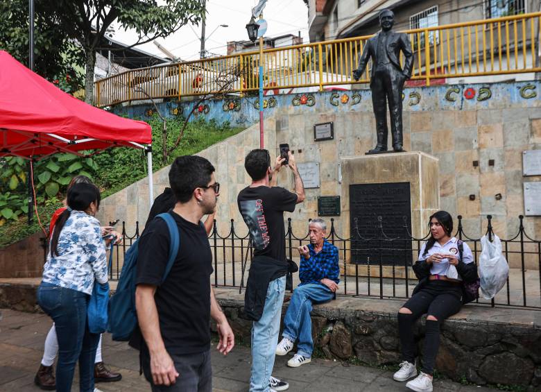 El monumento a Carlos Gardel es uno de los puntos emblemáticos de la 45, la arteria principal de Manrique. Foto: Manuel Saldarriaga.