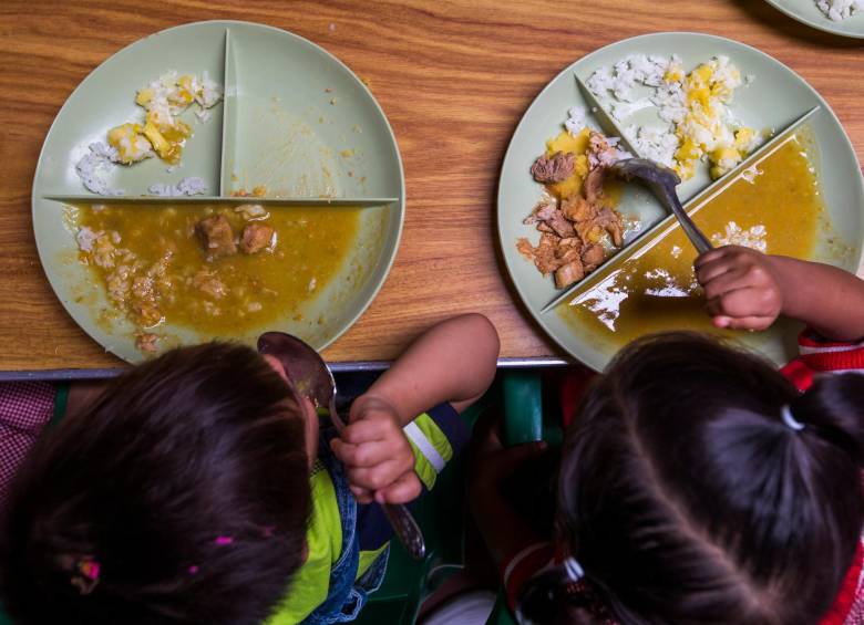 En Colombia hay 43.000 instituciones educativas beneficiarias del PAE. Gobierno plantea ampliar el periodo de entrega de los alimentos a los niños más allá de la jornada escolar FOTO julio c. herrera