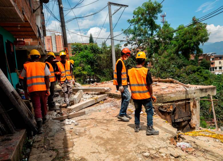 Obreros de Interobras S.A.S realizan el desmonte manual de las estructuras afectadas. Algunos miembros de la comunidad señalan que el desmonte se hace muy lento, mientras que algunos obreros indicaron que los habitantes interrumpen a veces las labores. FOTO: Camilo Suárez.