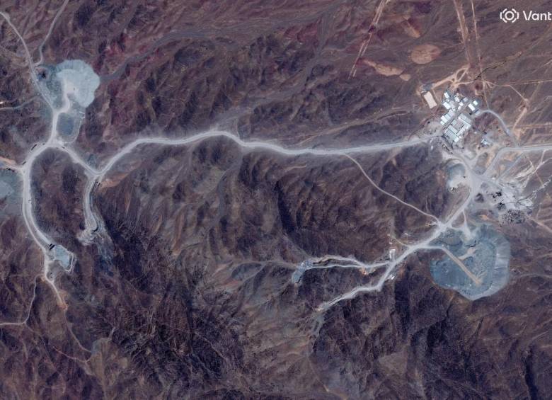 Esta imagen satelital, cortesía de Vantor, muestra una vista general del complejo de túneles de Pickaxe Mountain, adyacente a la instalación nuclear de Natanz, cerca de Natanz, provincia de Isfahán, en el centro de Irán, el 30 de junio de 2026. Foto: AFP